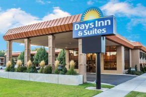 Гостиница Days Inn & Suites by Wyndham Logan  Логан